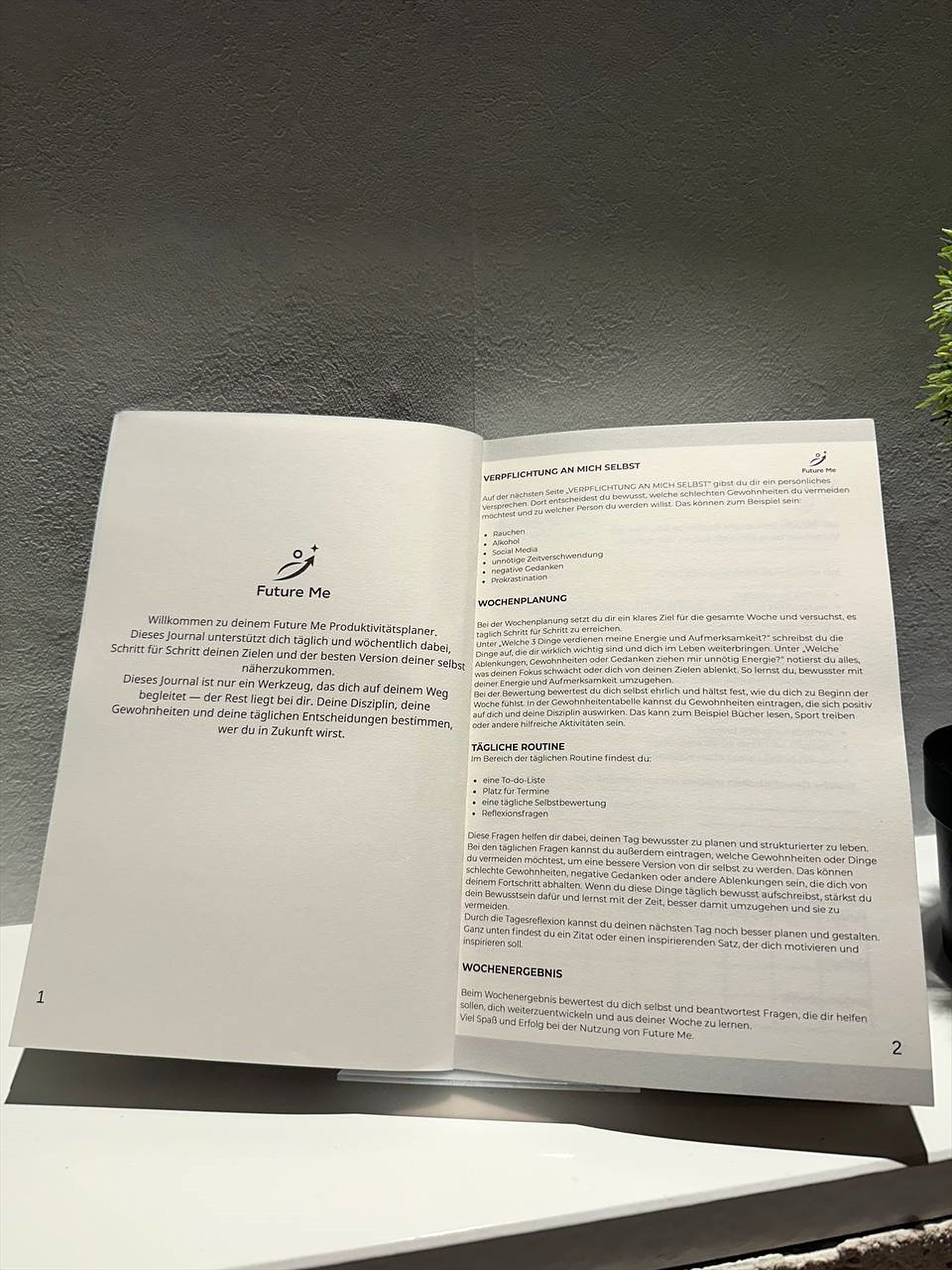 Geöffneter Future Me Planner mit Einführung